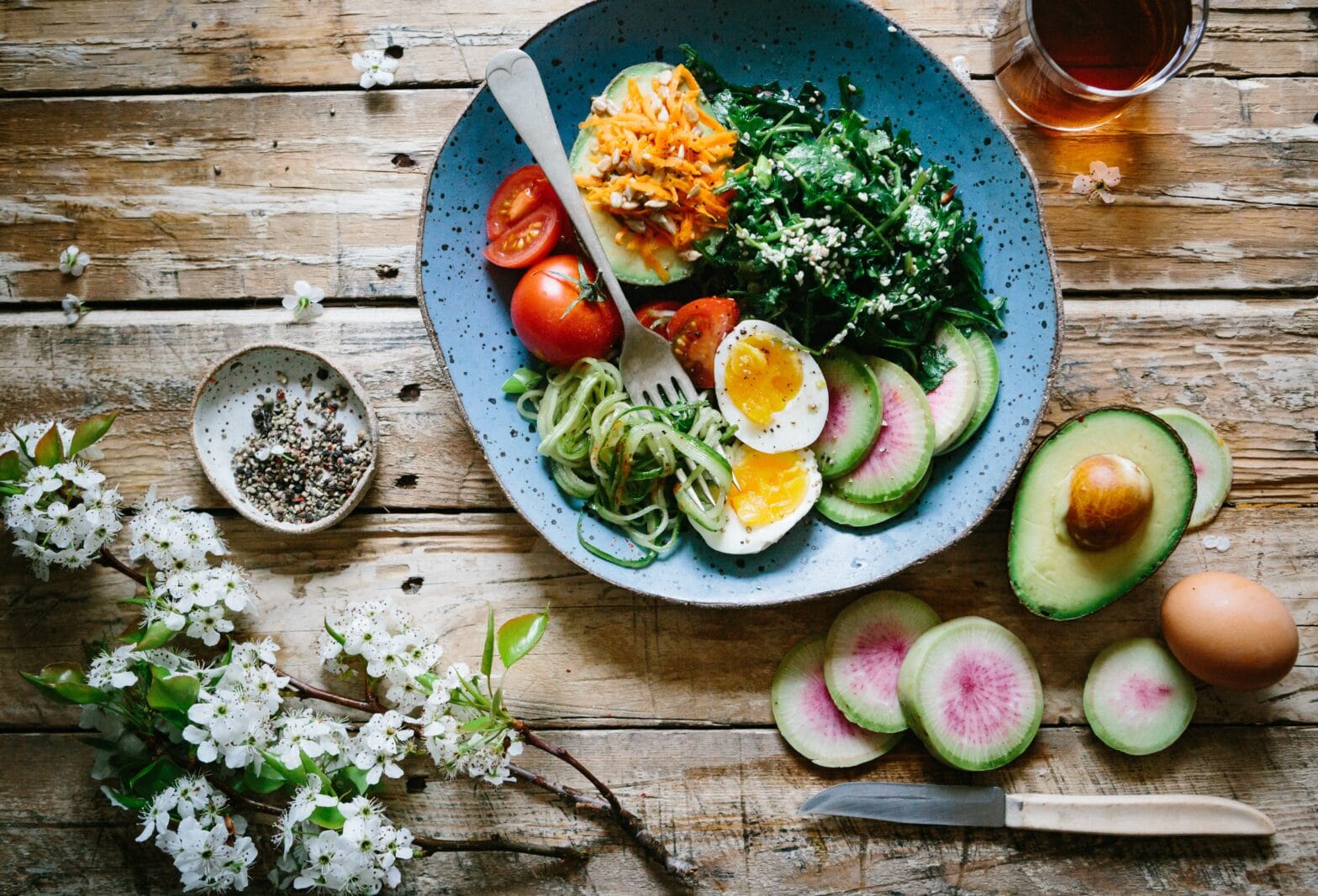 Flüssigkeitszufuhr und gesunde Ernährung im Sommer